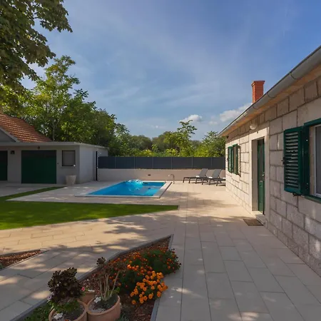 Casa de Férias Experience Village Life - Jokini Dvori With Private Pool Pakovo Selo