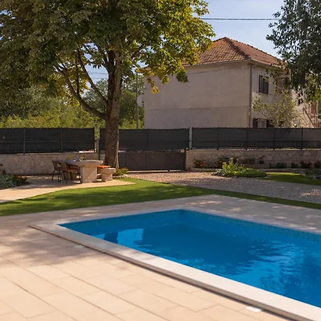 Vakantiehuis Experience Village Life - Jokini Dvori With Private Pool