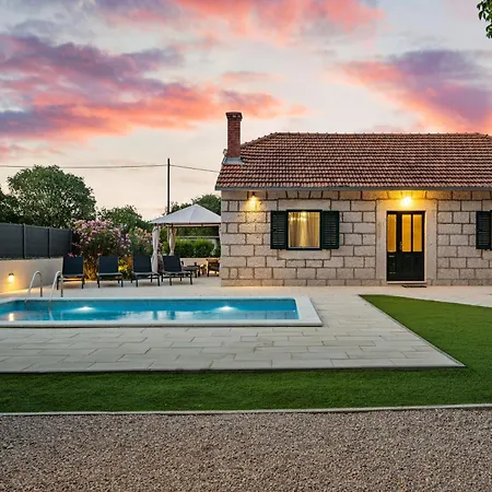 Experience Village Life - Jokini Dvori With Private Pool Tatil Evi *