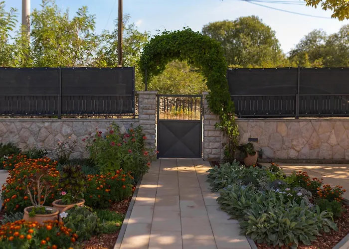 Experience Village Life - Jokini Dvori With Private Pool בית נופש