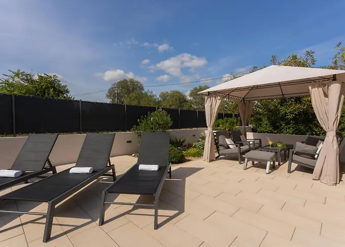 Experience Village Life - Jokini Dvori With Private Pool בית נופש Pakovo Selo