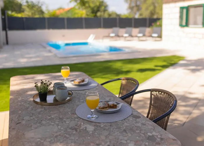 בית נופש Experience Village Life - Jokini Dvori With Private Pool Pakovo Selo